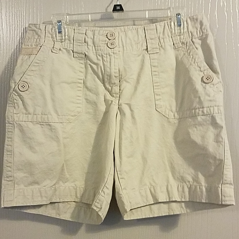 NEW Ladies Khaki shorts sz 10